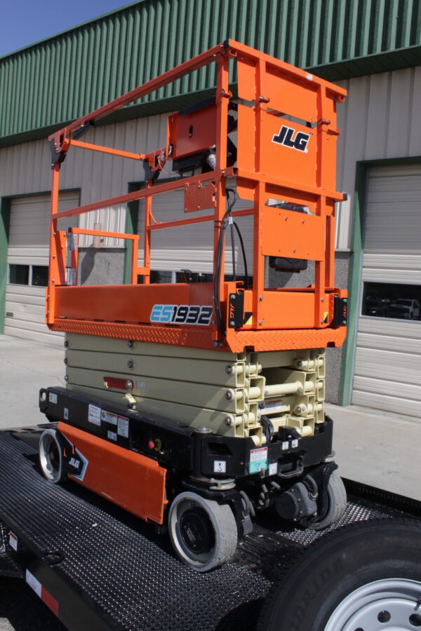 2023 JLG ES1932