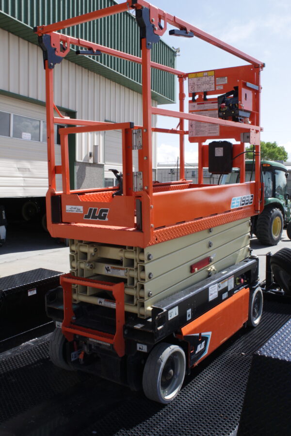 2023 JLG ES1932 - Image 13