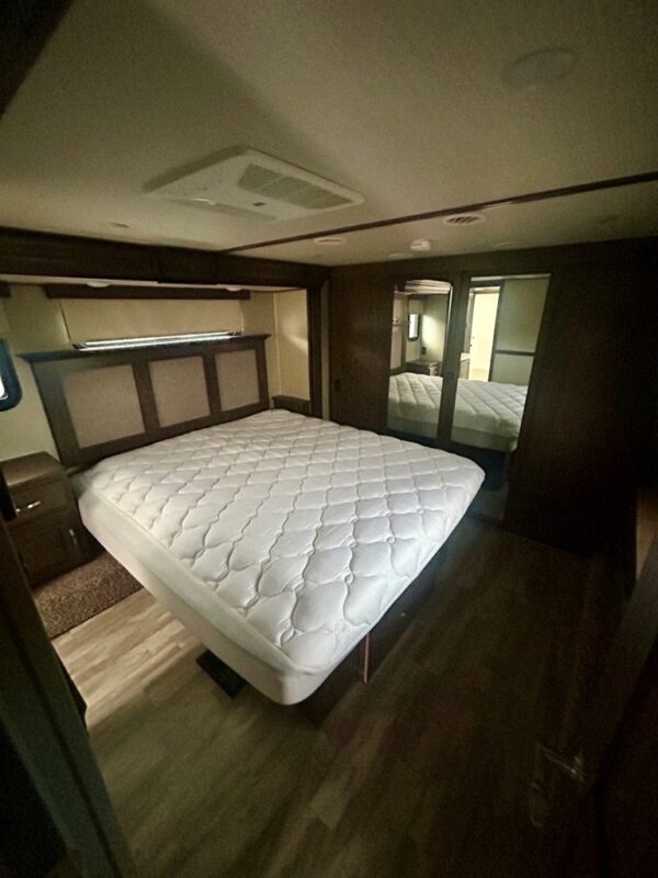 2018 GRAND DESIGN SOLITUDE ST384G CE - Image 21