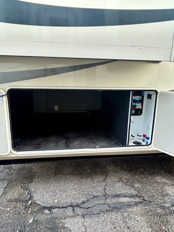 2018 GRAND DESIGN SOLITUDE ST384G CE - Image 3