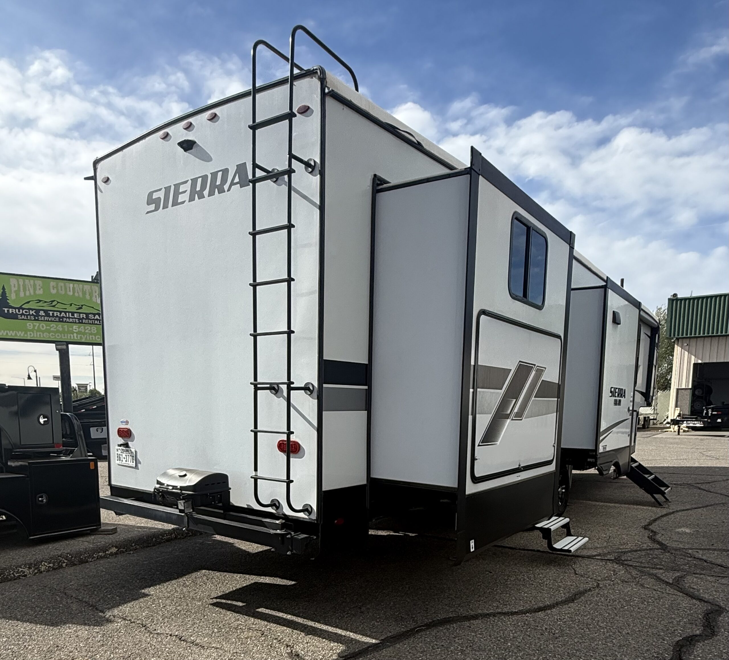 2022 Forest River M-384QBOK - Image 18