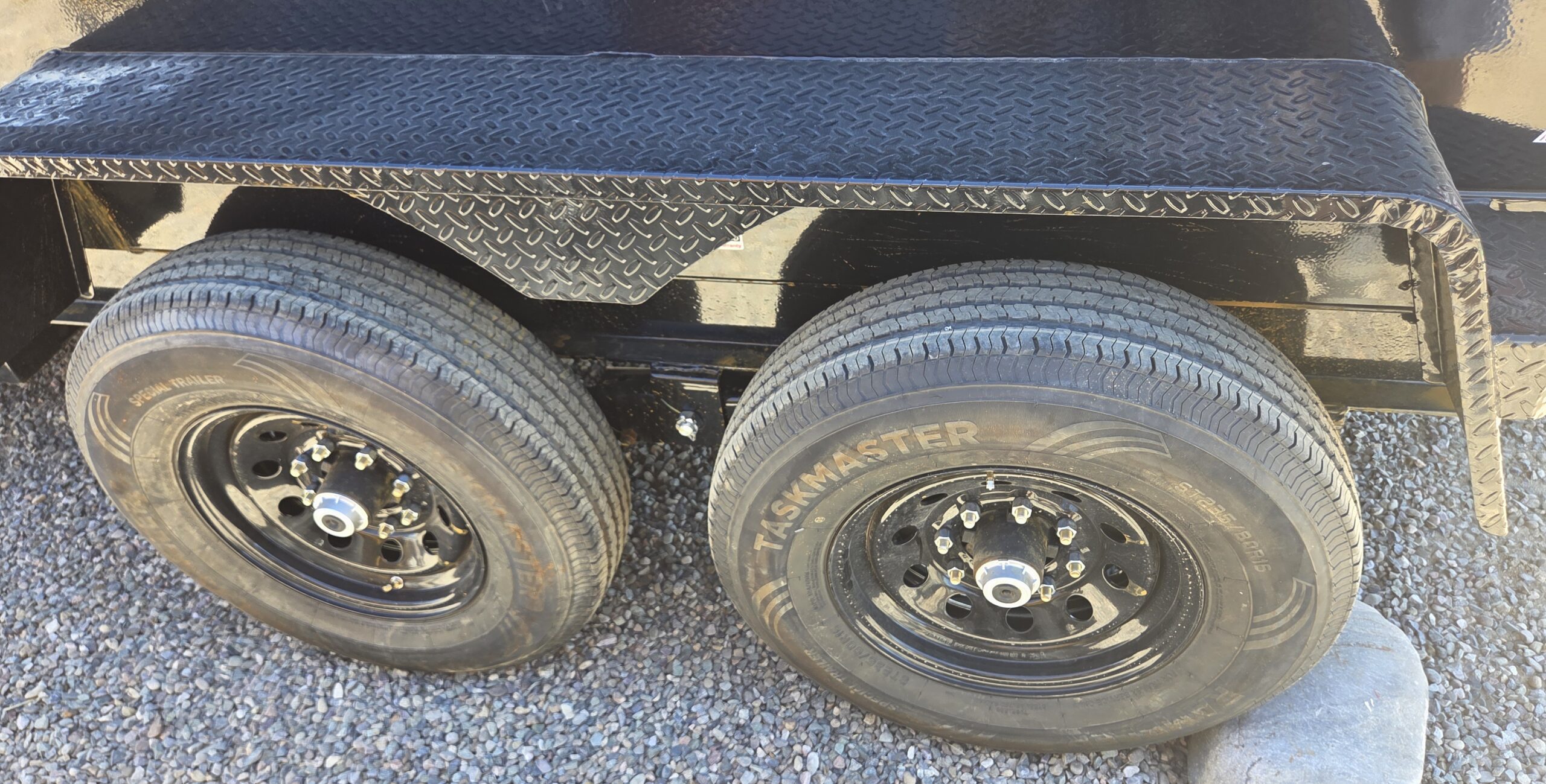 BLACK 83" x 14' DUMP
14K TANDEM AXLES BUMPER PULL - Image 3