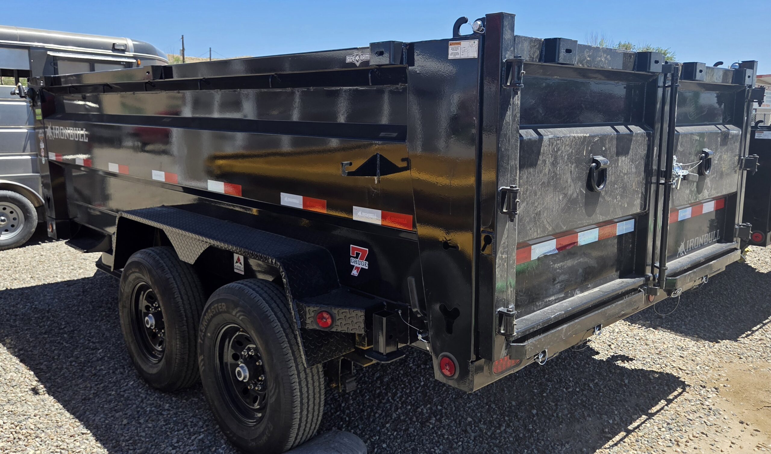 BLACK 83" x 14' DUMP
14K TANDEM AXLES BUMPER PULL - Image 4