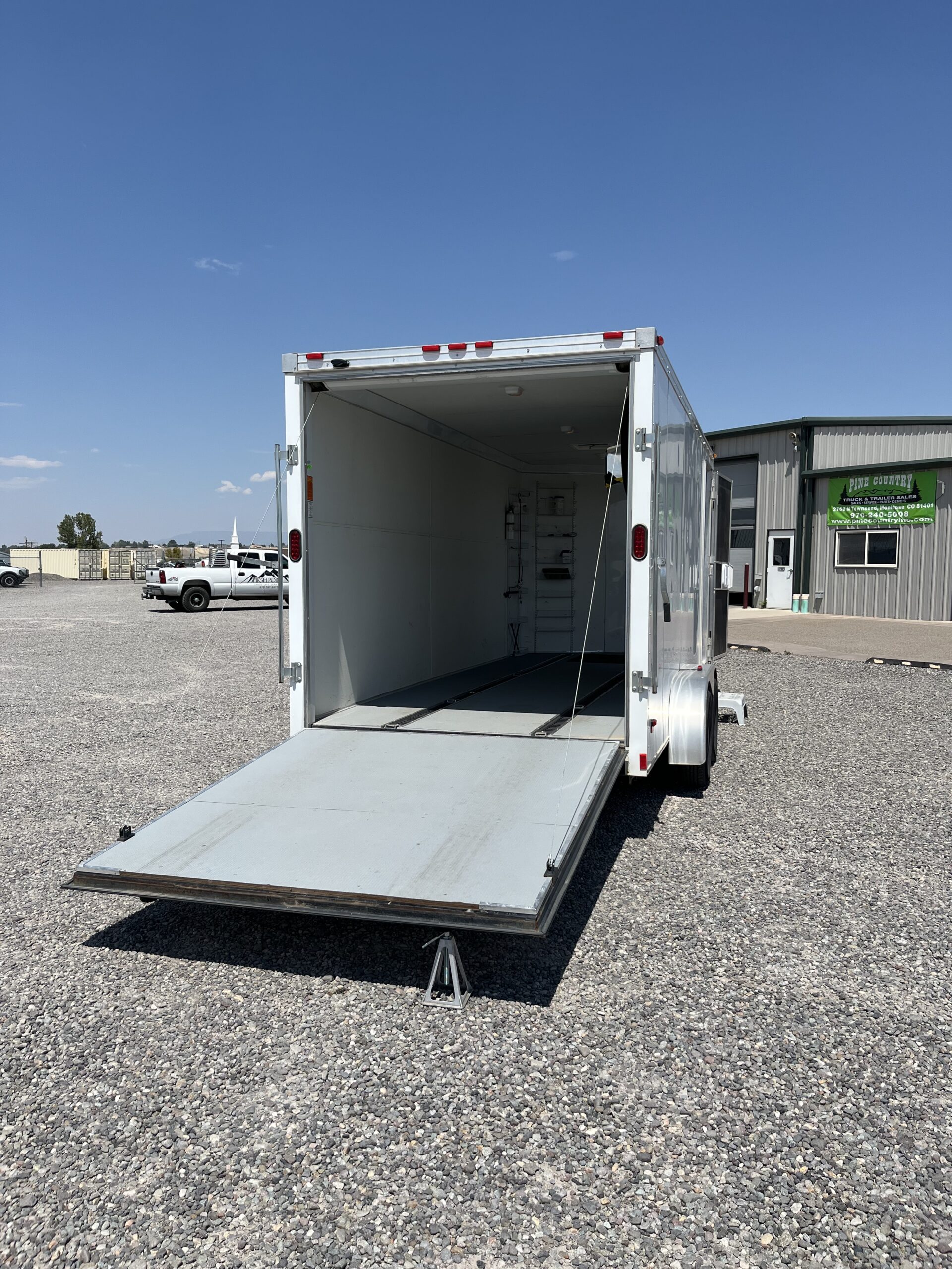 7X18 ENCLOSED TANDEM 3500/7K AXLES WHITE - Image 7