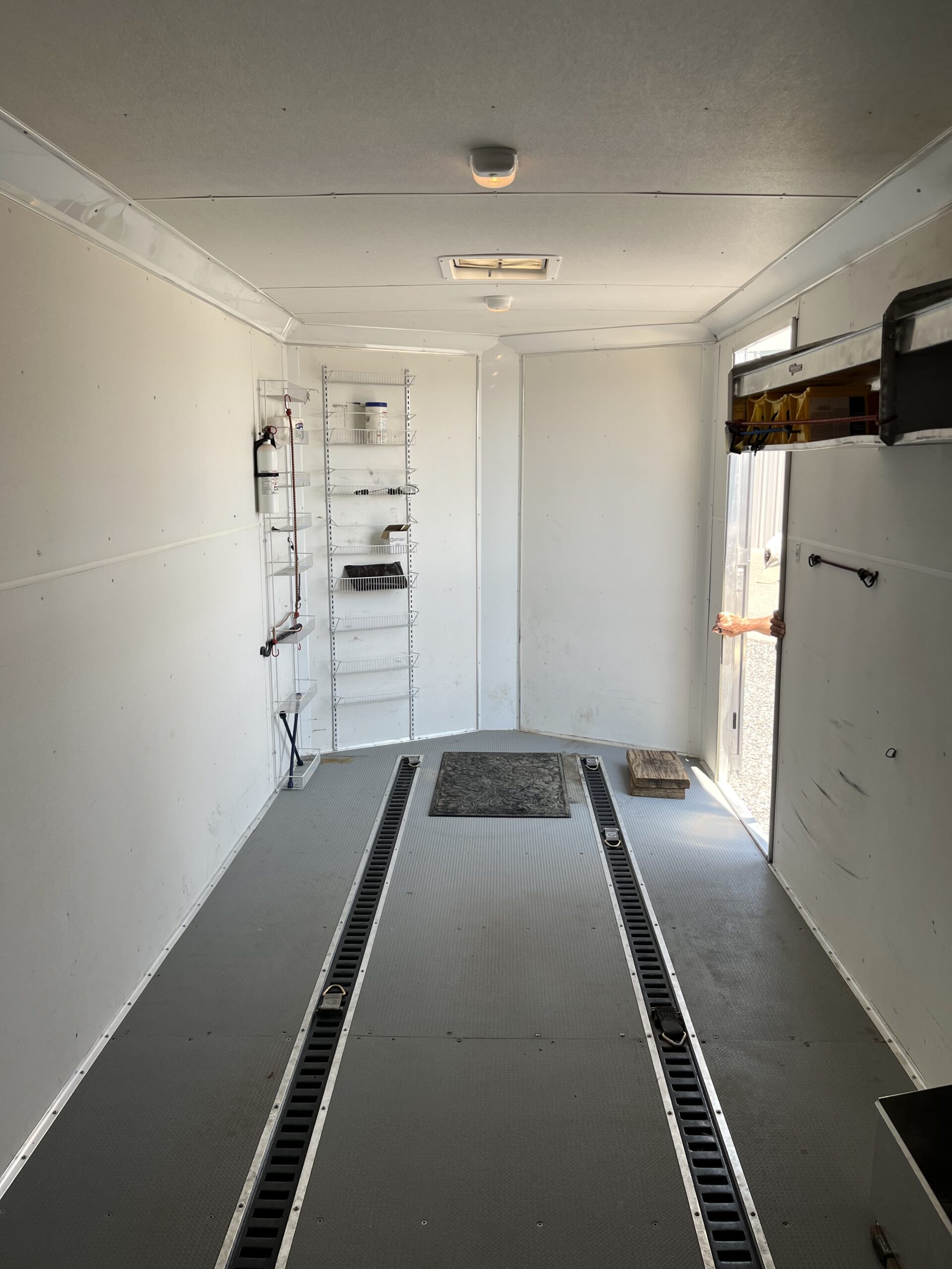 7X18 ENCLOSED TANDEM 3500/7K AXLES WHITE - Image 9